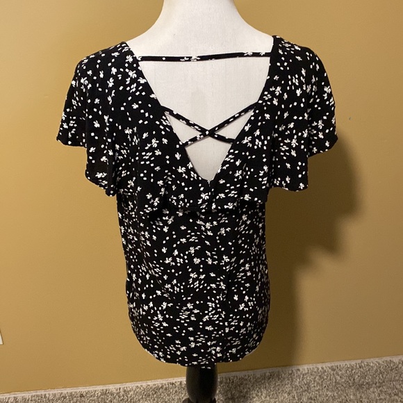 😊 Maurices Flutter Sleeve Strappy Cross Back Blouse - Picture 2 of 5